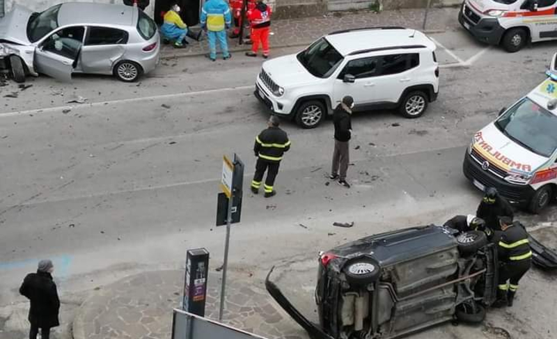 Rende, violento scontro tra due auto su via A. Volta_ il bilancio è di due feriti